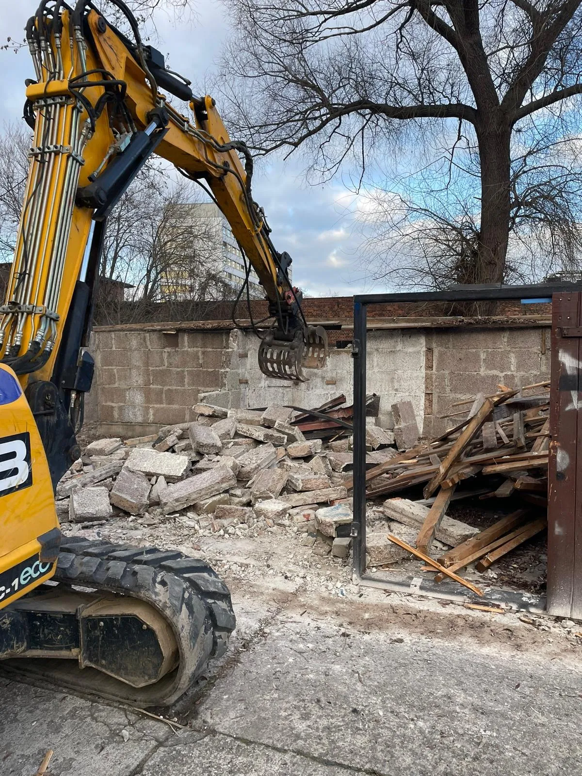 Bagger bei Abrissarbeiten mit Bauschutt in Berlin
