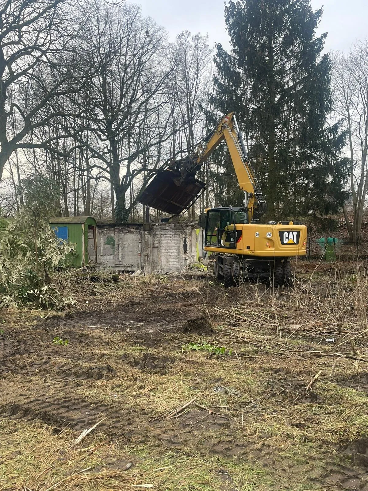 Professionelle Abrissarbeiten mit Bagger in Berlin